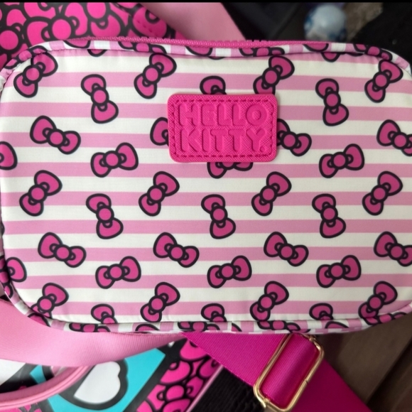 Hello Kitty Sanrio Travel Tote  Crossbody Bag Luggage  Tag 3 Piece Set NWT - Picture 2 of 10